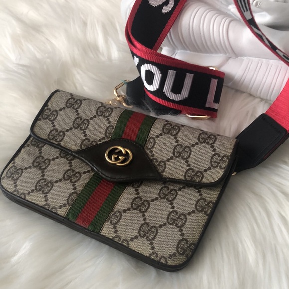 SOLD-Vintage Gucci cross body - Picture 11 of 12